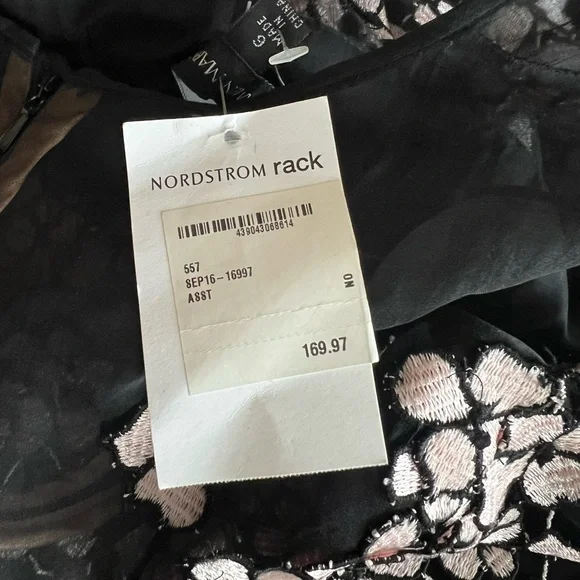 Women’s NEW NEVER WORN DRESS - Picture 8 of 9